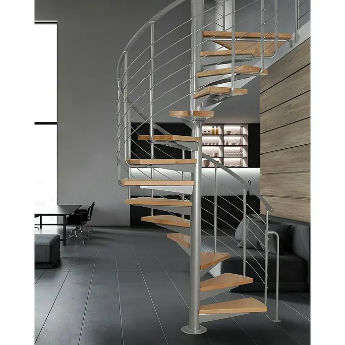 Atrium Spindeltreppe System - Farbton Metall: RAL 9006, Durchmesser: 168 cm, Buche, Geschosshöhe: 280 cm - 300 cm - Eine moderne Wendeltreppe aus Metall und Holz ist der Fokus. Das elegante Design ergänzt das Interieur des Raumes perfekt.
