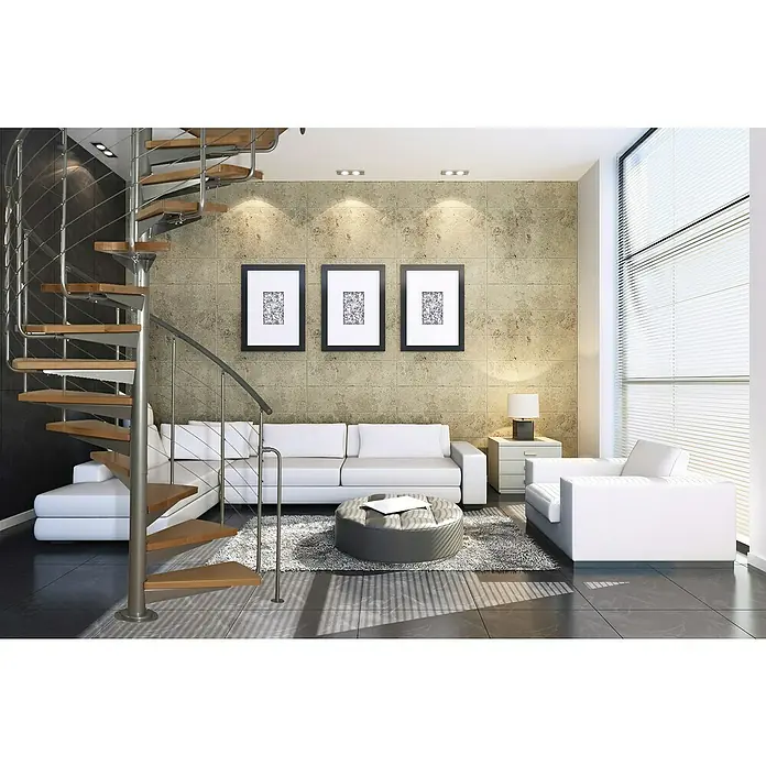 Atrium Spindeltreppe System - Farbton Metall: RAL 9006, Durchmesser: 168 cm, Buche, Geschosshöhe: 280 cm - 300 cm - Heller Wohnraum mit einer Wendeltreppe aus Metall und Holz, einer weißen Couch und einem grauen Teppich für ein modernes Ambiente.