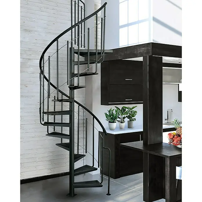Atrium Spindeltreppe Solo Vertical - Farbton Metall: RAL 9005, Durchmesser: 120 cm, Stahl, Geschosshöhe: 264 cm - 286 cm - Eine elegante Wendeltreppe aus schwarzem Metall fügt sich nahtlos in das moderne Küchendesign ein und bietet einen stilvollen Aufgang.