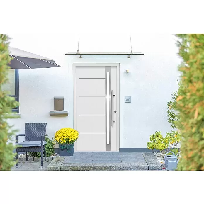 Splendoor Haustür Thermodoor PLUS SP30 - 100 x 210 cm, DIN Anschlag: Rechts, Verkehrsweiß - Moderne weiße Haustür mit langem silbernen Griff, an einem Hauseingang.