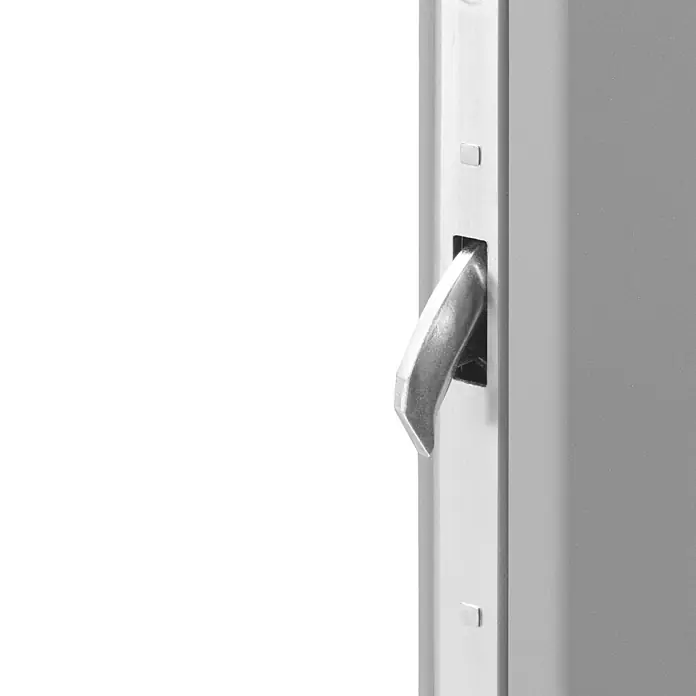Splendoor Haustür Thermodoor PLUS SP30 - 100 x 210 cm, DIN Anschlag: Links, Verkehrsgrau - Detailaufnahme eines weißen Fenstergriffs in geöffneter Position, eingebettet in einen hellen Fensterrahmen vor schwarzem Hintergrund.