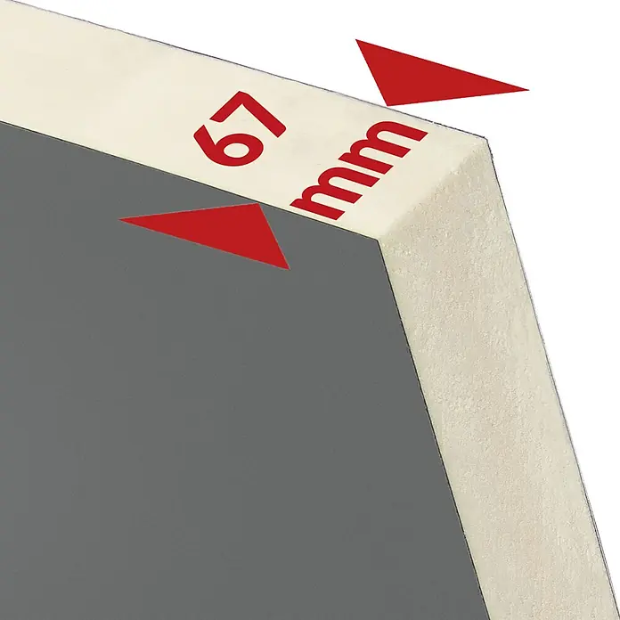 Splendoor Haustür Thermodoor PLUS SP70 RC2 - 110 x 210 cm, DIN Anschlag: Links, Anthrazitgrau Feinstruktur - Detailaufnahme einer 67 mm dicken Dämmplatte mit rotem Pfeil, die die Dicke hervorhebt. Die Platte hat eine graue Oberfläche und eine helle Dämmstoffschicht.