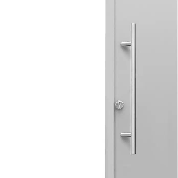 Splendoor Haustür Thermodoor PLUS SP30 - 100 x 210 cm, DIN Anschlag: Links, Verkehrsgrau - Nahaufnahme eines modernen silbernen Türgriffs und eines Schlüssellochs an einer grauen Tür.