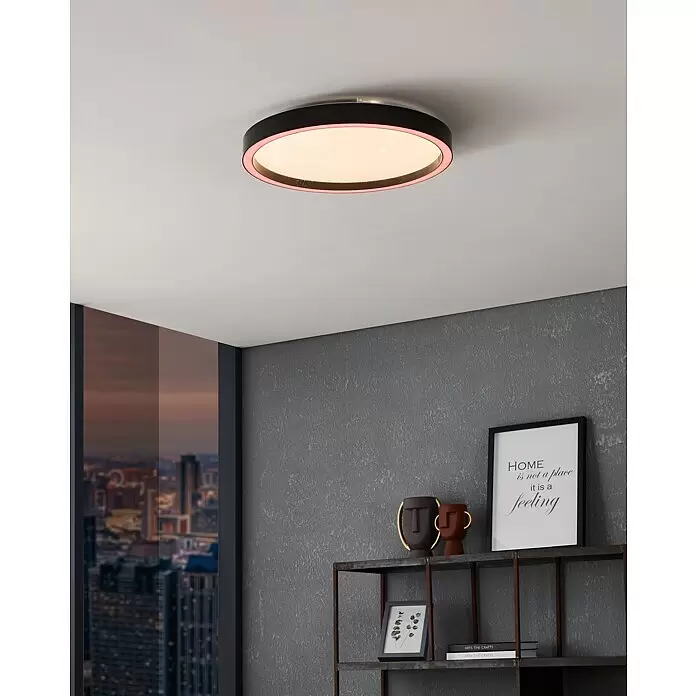 Eglo connect.z LED-Deckenleuchte MONTEMORELOS - 17,8 W, 2.150 lm, Lichtfarbe: RGB - Runde schwarze LED-Deckenleuchte mit pinkem Akzentring, an einer weißen Decke in einem modernen Raum installiert.