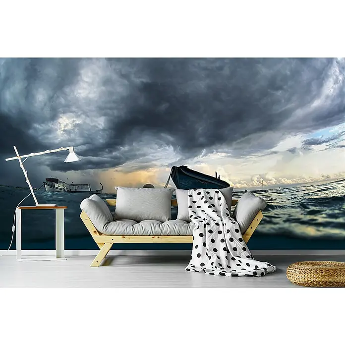 Papermoon Premium collection Fototapete Das Boot - B x H: 350 x 260 cm, Vlies - Einladende Couch mit Kissen und Decke vor einer eindrucksvollen Ozean-Tapete, die einen entspannten und stilvollen Wohnraum schafft.