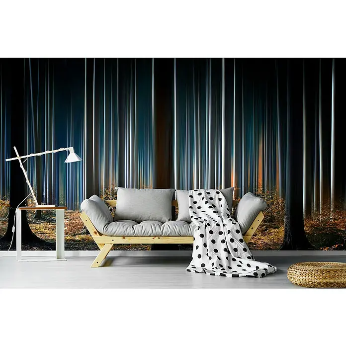 Papermoon Premium collection Fototapete Mystischer Wald - B x H: 200 x 149 cm, Vlies - Stilvolles Wohnzimmer mit einem Holzbettsofa, einem Beistelltisch mit Lampe und einem dekorativen Hintergrundbild eines Waldes.