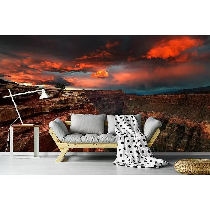 Papermoon Premium collection Fototapete Schluchtausblick - B x H: 250 x 186 cm, Vlies - Gemütliches Raumarrangement mit Holzsofa, Beistelltisch und Pouf vor einer atemberaubenden Canyon-Wandmalerei.