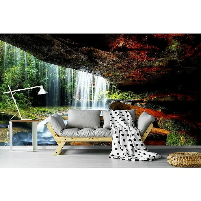 Papermoon Premium collection Fototapete Ausblick auf Wasserfall - B x H: 350 x 260 cm, Vlies - Wohnzimmer mit modischem Sofa und Beistelltisch vor einer atemberaubenden Wasserfalltapete, die dem Raum eine natürliche Note verleiht.