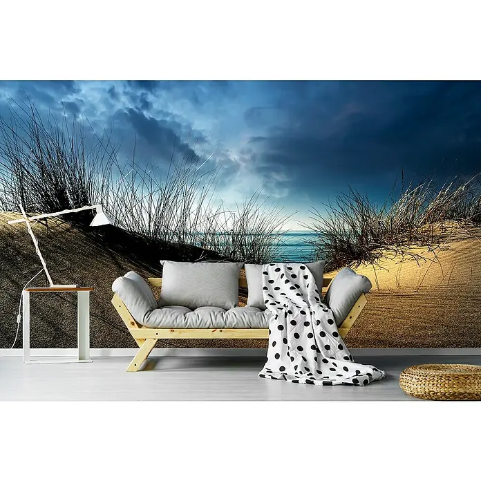 Papermoon Premium collection Fototapete Dünen - B x H: 200 x 149 cm, Vlies - Wandbild mit Strandmotiv, zeigt eine gemütliche Couch mit Kissen und Decke vor einer Sanddünenlandschaft.