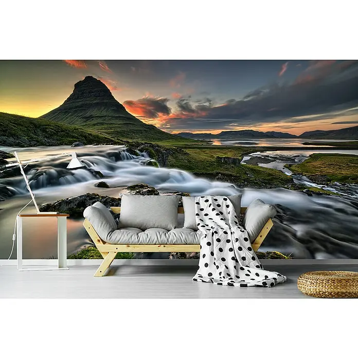 Papermoon Premium collection Fototapete Raue Landschaft - B x H: 250 x 186 cm, Vlies - Landschaftsgemälde mit Sofa, Lampe und Pouf. Das Sofa mit Polka-Dot-Decke lädt zum Verweilen ein, ergänzt durch Lampe und Pouf.
