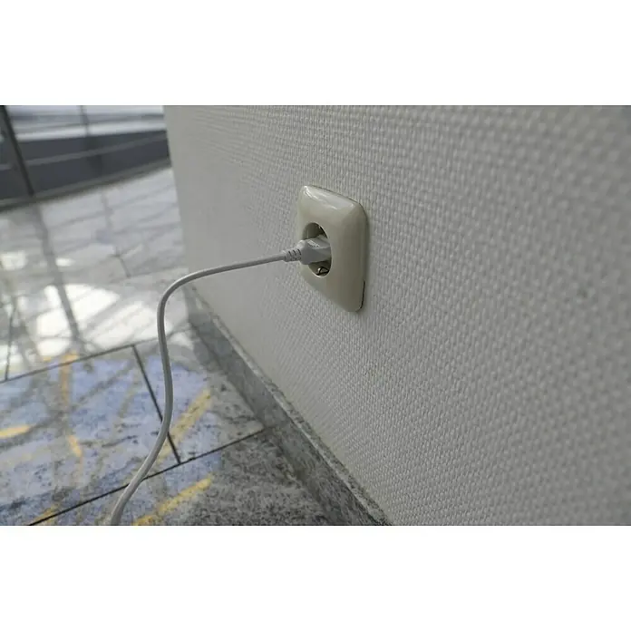 Schellenberg Recogedor de cinta de persiana Rollo Drive 105 Plus - Fuerza de tracción: 60 kg, Anchura de la correa: 23 mm, Empotrado - Un enchufe blanco con un cable USB blanco enchufado a una pared blanca.