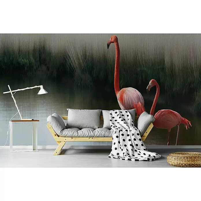 Papermoon Premium collection Fototapete Flamingopaar - B x H: 300 x 223 cm, Vlies - Ein Holz-Futonsofa mit hellgrauen Kissen und einer gepunkteten Decke in einem Raum mit moderner Lampe und Flamingo-Tapete.