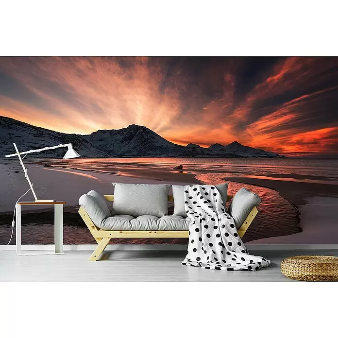 Papermoon Premium collection Fototapete Gold Sonnenuntergang - B x H: 200 x 149 cm, Vlies - Helles Holz-Futonsofa mit grauen Kissen und gepunkteter Decke, weißer Beistelltisch mit Lampe und geflochtener Hocker auf dem Boden.