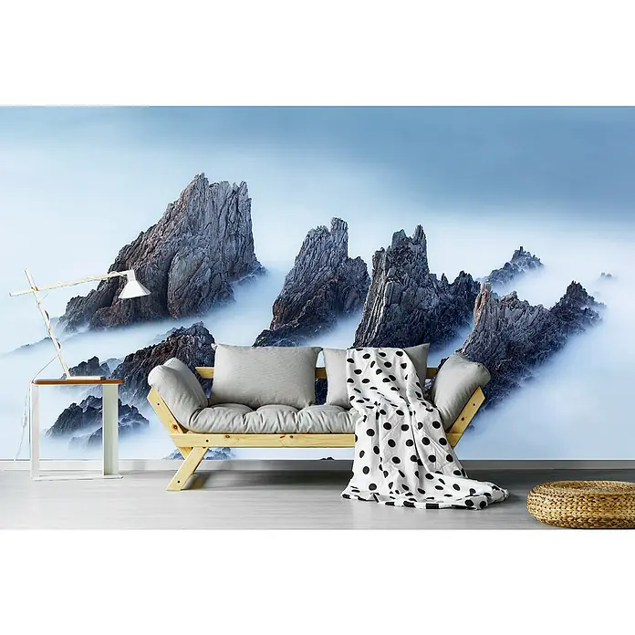 Papermoon Premium collection Fototapete Wappen und Täler - B x H: 250 x 186 cm, Vlies - Gemütliches Wohnzimmer mit einem stilvollen Sofa und einer beeindruckenden Berglandschaft Tapete für eine entspannende Atmosphäre.