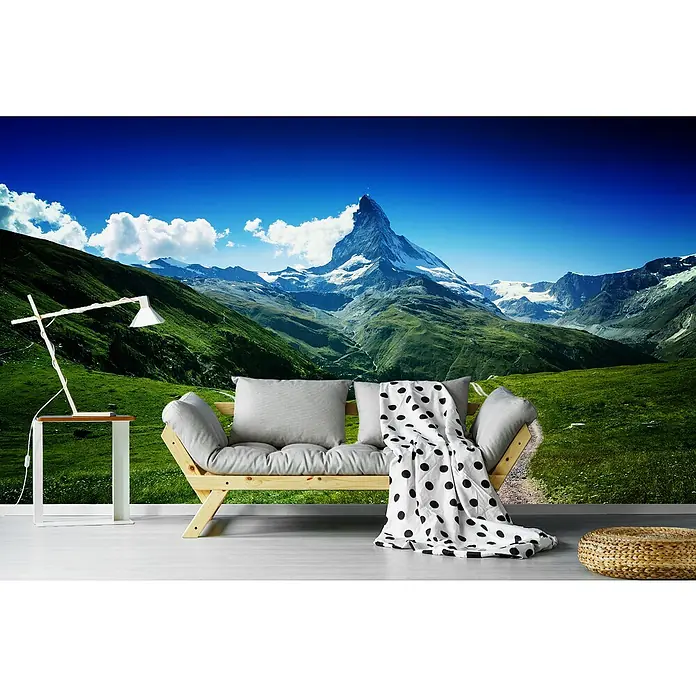 Papermoon Premium collection Fototapete Matterhorn II - B x H: 500 x 280 cm, Vlies - Wohnzimmer mit stylischem Sofa, Nachttischlampe und Blick auf die majestätische Berglandschaft. Einladend und entspannend.