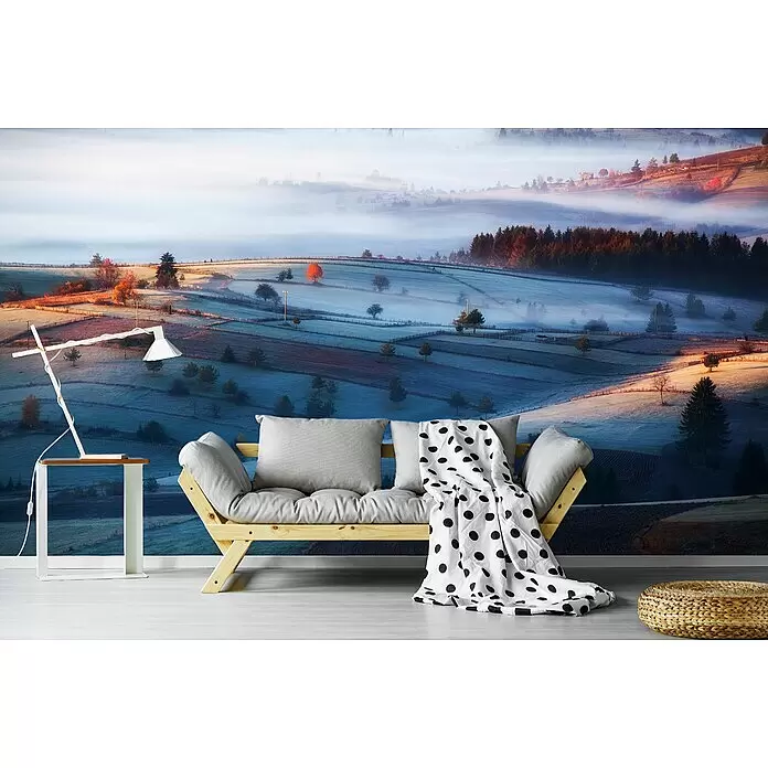 Papermoon Premium collection Fototapete Nebel - B x H: 350 x 260 cm, Vlies - Holzsofa mit hellgrauen Kissen und weißer Tupfendecke in einem Raum mit Landschaftstapete.