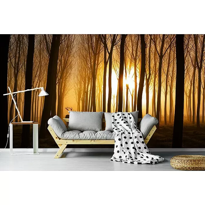 Papermoon Premium collection Fototapete Elch im Wald - B x H: 200 x 149 cm, Vlies - Holzsofa mit grauen Kissen, gepunkteter Decke und Naturfaser-Pouf, neben weißem Tisch mit Lampe, in Raum mit Waldwandbild.