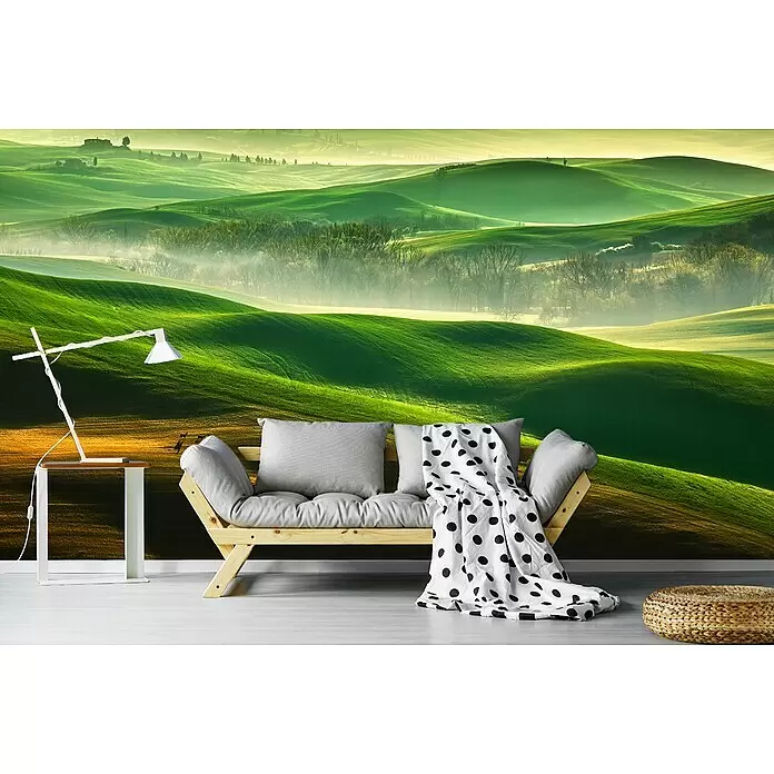Papermoon Premium collection Fototapete Freiheit - B x H: 500 x 280 cm, Vlies - Lebendige Wandmalerei mit grünen Hügeln verschönert ein modernes Wohnzimmer mit hellem Holzsofa, grauen Kissen und gepunkteter Decke.