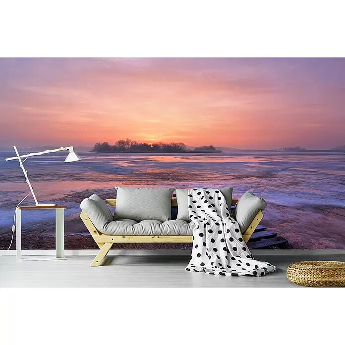 Papermoon Premium collection Fototapete Kalter Morgen - B x H: 250 x 186 cm, Vlies - Holzsofa mit hellgrauen Kissen, weißer Decke mit schwarzen Punkten, weißer Lampe auf Beistelltisch und geflochtenem Pouf in einem Raum mit szenischer Tapete.