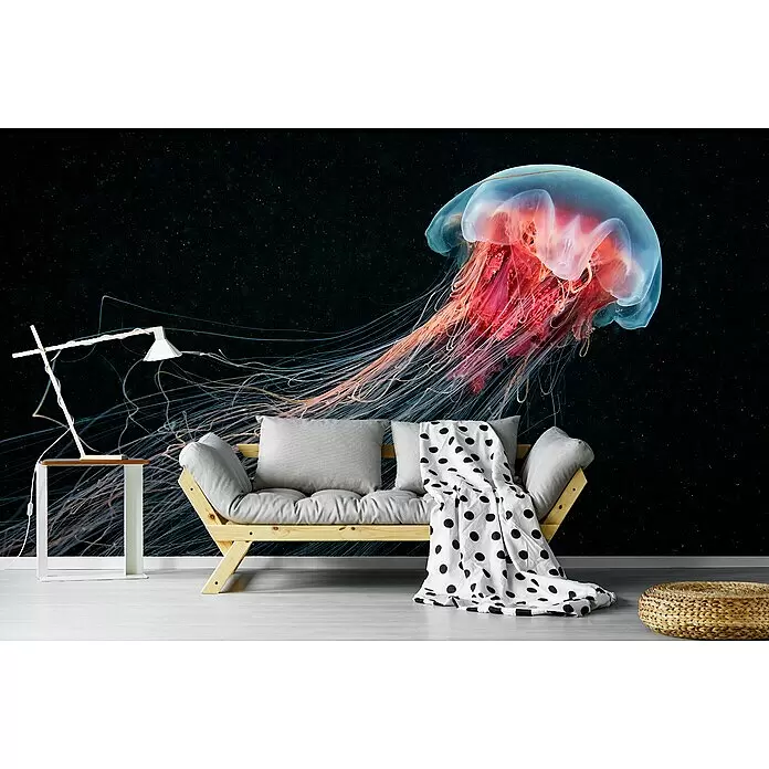Papermoon Premium collection Fototapete Qualle im Meer - B x H: 250 x 186 cm, Vlies - Wohnzimmer mit Holzsofa, grauen Kissen, gepunkteter Decke, weißem Beistelltisch mit Lampe und einem gewebten Hocker vor Quallen-Wandbild.