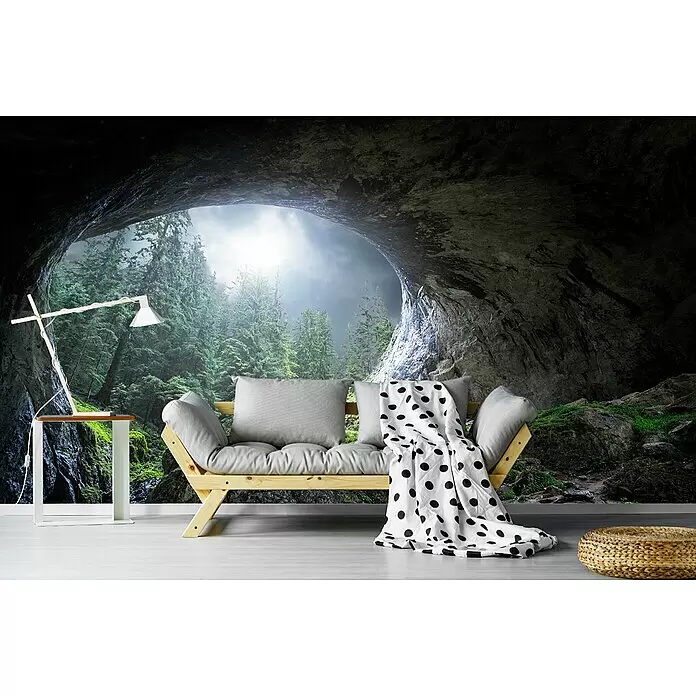 Papermoon Premium collection Fototapete Höhle zum Himmel - B x H: 200 x 149 cm, Vlies - Hölzernes Futon-Sofa mit hellgrauen Kissen und schwarz-weiß gepunkteter Decke, in einem Raum mit einem großen Höhlenwandbild.