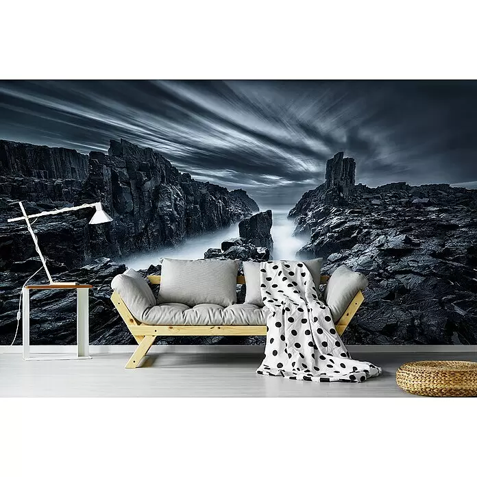 Papermoon Premium collection Fototapete Eisenwelt - B x H: 250 x 186 cm, Vlies - Helles graues Sofa mit gepunkteter Decke, weißer Beistelltisch mit moderner Lampe und geflochtener Pouf in einem Raum.
