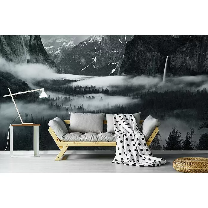 Papermoon Premium collection Fototapete Nebel Yosemite Valley - B x H: 250 x 186 cm, Vlies - Helles Holzsofa mit grauen Kissen, einer gepunkteten Decke und einem Beistelltisch in einem Zimmer.
