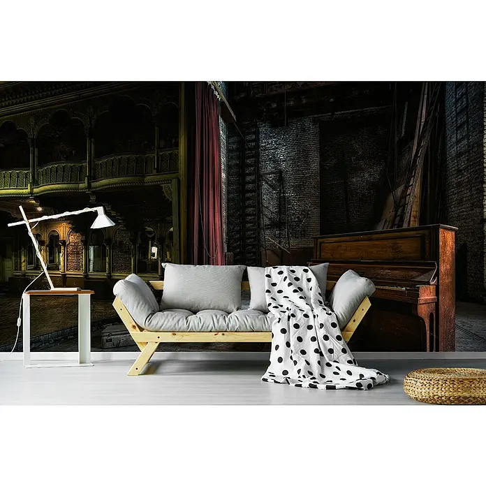 Papermoon Premium collection Fototapete Showbühne Vinted - B x H: 450 x 280 cm, Vlies - Ein stilvolles Interieur mit einem bequemen Sofa mit Polka-Dot-Decke, einer Lampe und einem Klavier vor einem Theaterkulissen-Hintergrund.