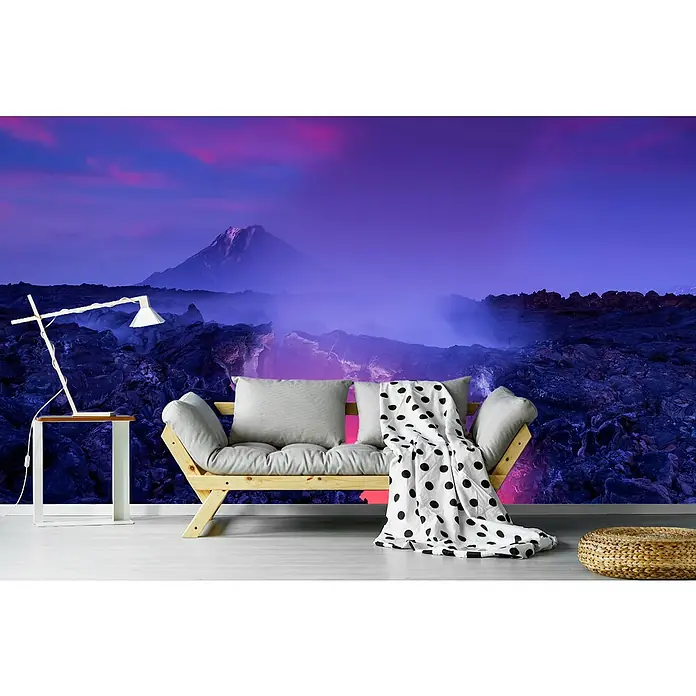 Papermoon Premium collection Fototapete Tor zur Hölle - B x H: 500 x 280 cm, Vlies - Moderne Inneneinrichtung mit einem stilvollen Schlafsofa, einer Lampe und einem dekorativen Hocker vor einer beeindruckenden Berglandschaft.