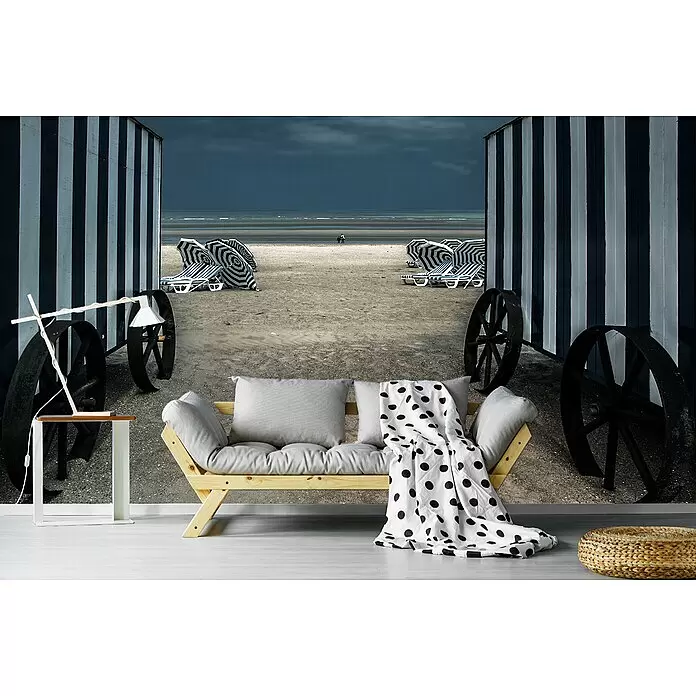 Papermoon Premium collection Fototapete La Visante - B x H: 350 x 260 cm, Vlies - Helles, gepolstertes Holzsofa mit gepunkteter Decke, weißer Tisch mit Lampe und geflochtener Pouf in Raum mit Strandwandbild.