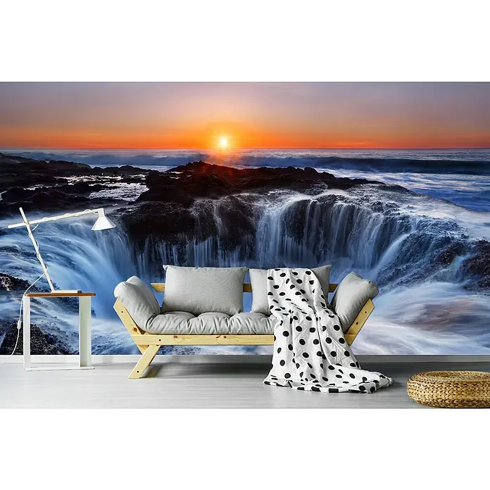 Papermoon Premium collection Fototapete Thorsa - B x H: 250 x 186 cm, Vlies - Wohnzimmer mit einer Couch vor einer beeindruckenden Wasserfall-Tapete, die eine entspannende Atmosphäre schafft.