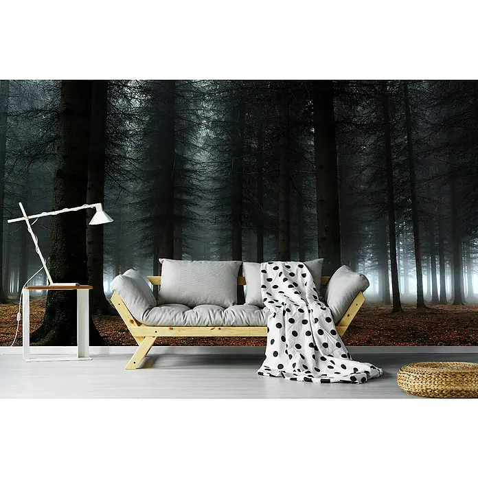 Papermoon Premium collection Fototapete Platz der Stille - B x H: 500 x 280 cm, Vlies - Ein stilvolles Interieur mit einem hellen Holzsofa mit Kissen und einer gepunkteten Decke vor einer Waldtapete.