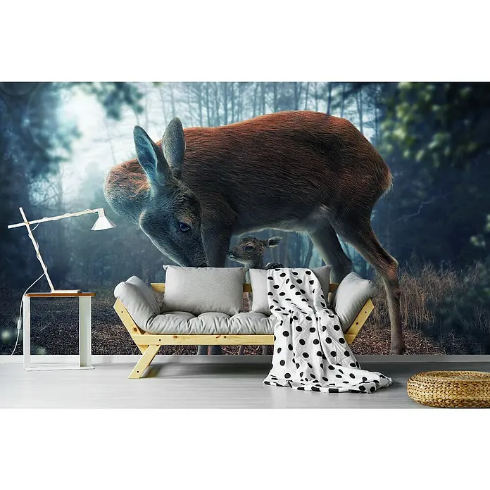 Papermoon Premium collection Fototapete Mutter und Kitz - B x H: 200 x 149 cm, Vlies - Innenraumdekor mit einer Waldtapete, die eine Hirschmutter mit ihrem Kitz über einem Holzsofa zeigt. Einzigartige Wandgestaltung.