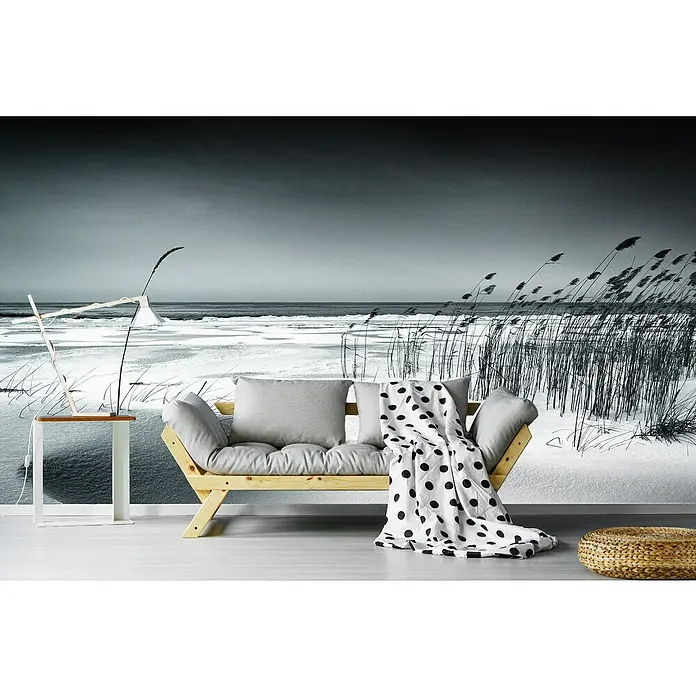 Papermoon Premium collection Fototapete Dünenidylle - B x H: 400 x 260 cm, Vlies - Wohnzimmergestaltung mit Couch, Tischlampe und einem dekorativen Wandbild, das eine ruhige Winterlandschaft zeigt.\n