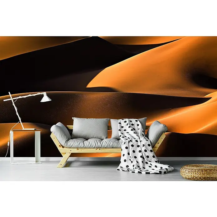 Papermoon Premium collection Fototapete Licht und Schatten in der Wüste - B x H: 250 x 186 cm, Vlies - Ein gemütliches Wohnzimmer mit einem hellen Holzbettsofa, grauen Kissen und einer gepunkteten Decke vor einer Wüstentapete.