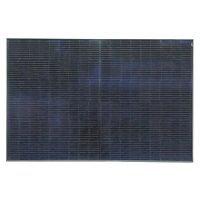 Panel solar Full Black - 400 W, Número de células solares: 108 ud., L x An x Al: 3,5 x 113,4 x 172,2 cm - Primer plano de un panel solar con finas líneas horizontales y un marco plateado, un elemento para la energía renovable.