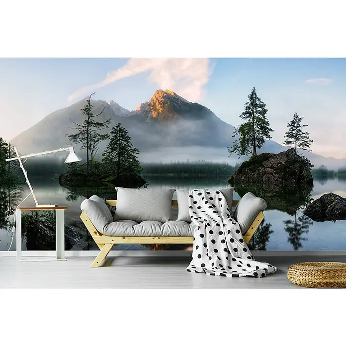 Papermoon Premium collection Fototapete Naturerwachung - B x H: 400 x 260 cm, Vlies - Einrichtungsidee mit einer gemütlichen Couch und einem malerischen Bergseetapetenhintergrund für ein entspanntes Wohnambiente.