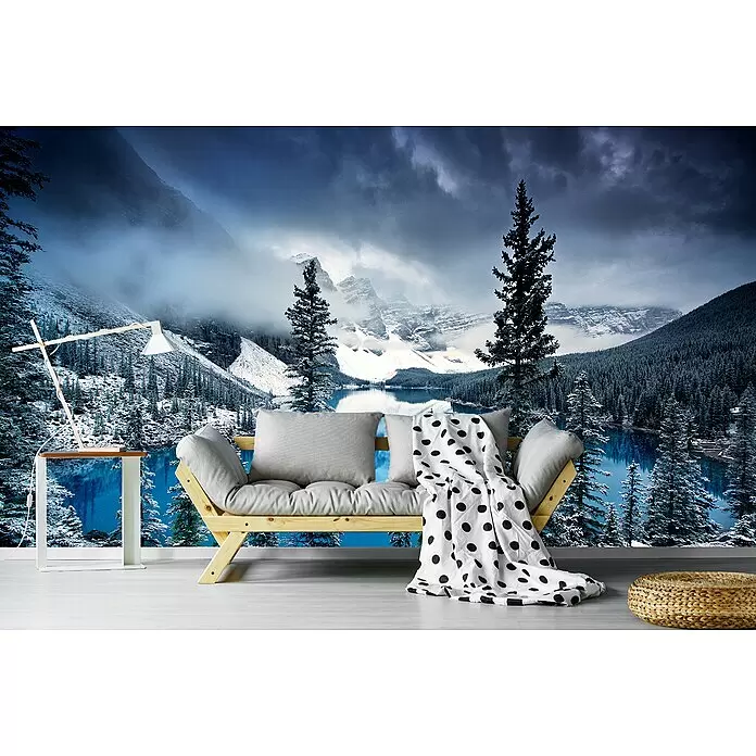 Papermoon Premium collection Fototapete Morgen Blüs. - B x H: 350 x 260 cm, Vlies - Holzsofa mit grauen Kissen und gepunkteter Decke, daneben weißer Tisch mit Lampe und geflochtener Ottoman.