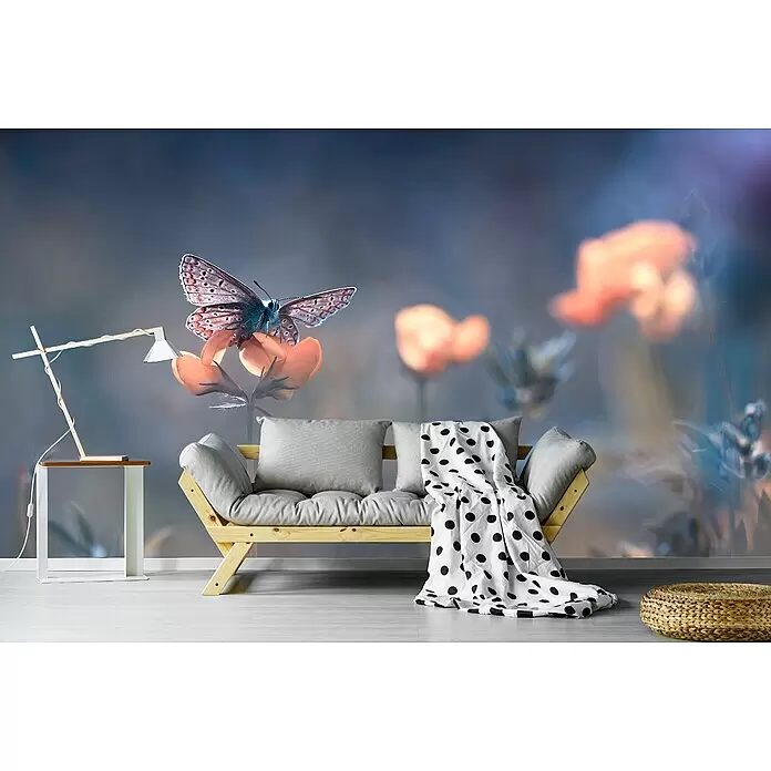Papermoon Premium collection Fototapete Bläulich sanfter Schmetterling - B x H: 200 x 149 cm, Vlies - Sofa mit Holzrahmen, grauen Kissen und weißer Decke mit schwarzen Punkten in einem Raum mit Naturwandbild.
