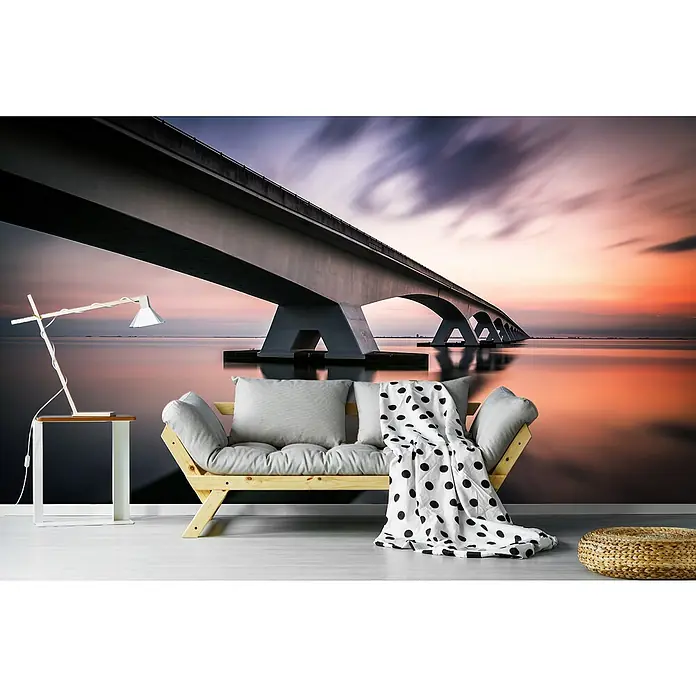 Papermoon Premium collection Fototapete Morgenfarben - B x H: 300 x 223 cm, Vlies - Dieses Bild zeigt eine stilvolle Inneneinrichtung mit einer dekorativen Wandtapete, einem Sofa, einer Lampe und einem Beistelltisch.