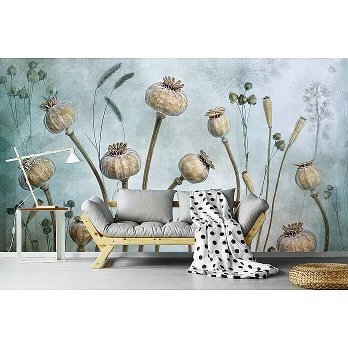 Papermoon Premium collection Fototapete Mohn - B x H: 250 x 186 cm, Vlies - Wandtapete mit getrockneten Mohnkapseln und botanischen Elementen, hinter einem Sofa angebracht.
