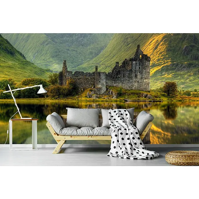 Papermoon Premium collection Fototapete Kilchurn - B x H: 400 x 260 cm, Vlies - Elegante Inneneinrichtung mit einem stilvollen Sofa, einer Lampe und einem Hocker vor einer malerischen Burgkulisse.
