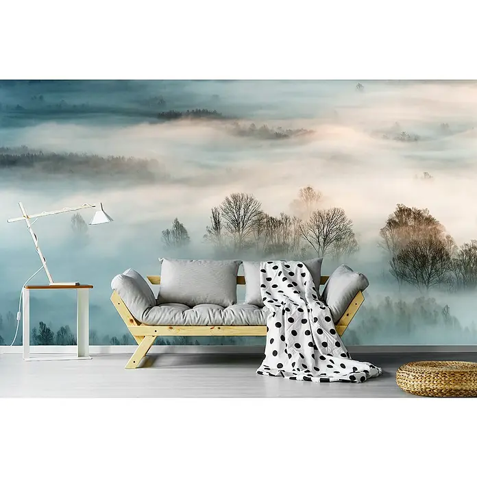 Papermoon Premium collection Fototapete Winternebel - B x H: 200 x 149 cm, Vlies - Stimmungsvolles Interieur mit einem stilvollen Sofa, einer Lampe und einem Wandbild, das eine neblige Waldlandschaft zeigt.