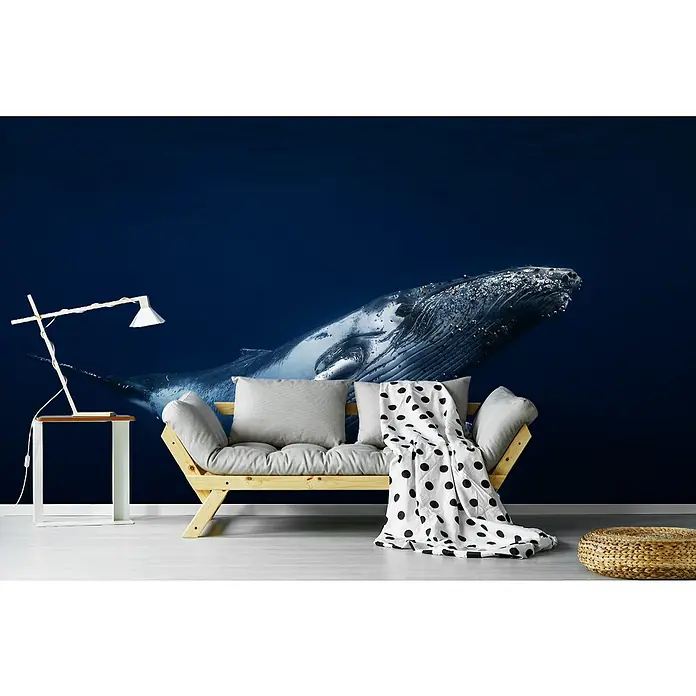 Papermoon Premium collection Fototapete Buckelwal in Blau - B x H: 200 x 149 cm, Vlies - Wandbild mit Walmotiv im Wohnzimmer mit Sofa und Lampe. Das Bild schafft eine maritime Atmosphäre im Raum.