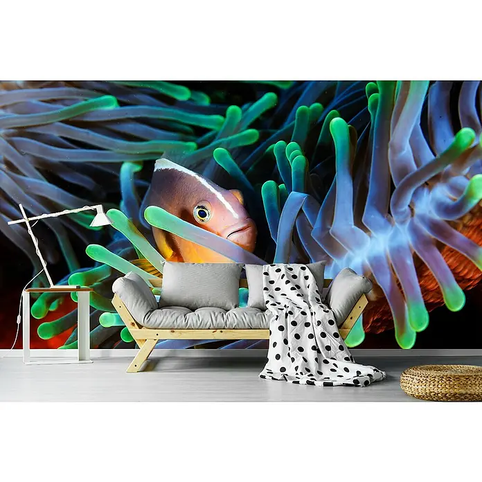 Papermoon Premium collection Fototapete Clownfisch - B x H: 450 x 280 cm, Vlies - Wohnzimmer mit Wandbild eines Clownfisches, Sofa, Beistelltisch und einer Lampe. Der Fokus liegt auf der lebendigen Unterwasserwelt.