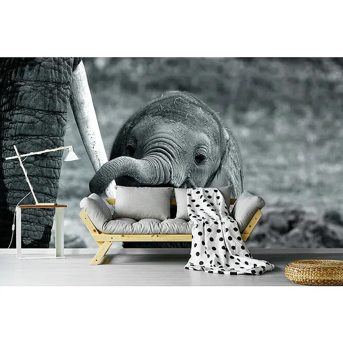 Papermoon Premium collection Fototapete Elefantenbaby - B x H: 350 x 260 cm, Vlies - Wohnzimmer mit Sofa, Tischlampe und einem Wandbild eines Elefantenbabys, das eine spielerische und doch elegante Atmosphäre schafft.