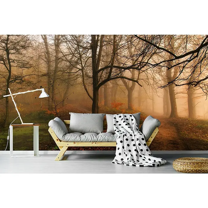 Papermoon Premium collection Fototapete Welchen Weg II - B x H: 350 x 260 cm, Vlies - Stilvolles Wohnzimmer mit einem Sofa und einer Lampe vor einer Fototapete eines nebligen Waldes, das ein gemütliches Ambiente schafft.