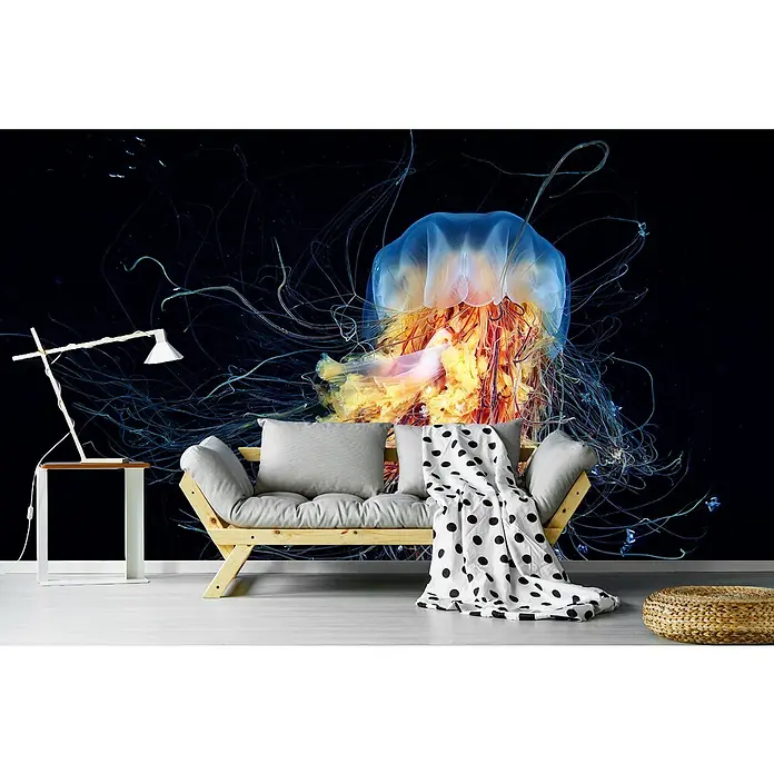 Papermoon Premium collection Fototapete Riesenlöwen-Mähne - B x H: 250 x 186 cm, Vlies - Wandbild mit einer leuchtenden Qualle über einem hellen Holzsofa mit Kissen und einer Decke. Eine Lampe steht daneben.