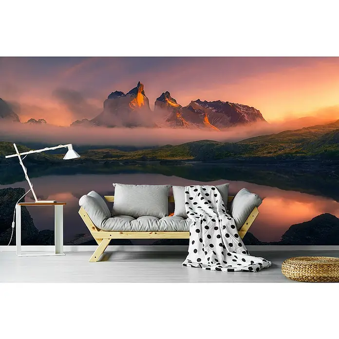 Papermoon Premium collection Fototapete Ewigkeit - B x H: 200 x 149 cm, Vlies - Wohnzimmer mit Sofa und Wandbild von einer dramatischen Berglandschaft bei Sonnenuntergang.
