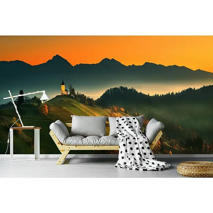 Papermoon Premium collection Fototapete Slowenischer Herbst - B x H: 350 x 260 cm, Vlies - Ein gemütliches Wohnzimmer mit einem stilvollen Sofa und einem atemberaubenden Wandbild einer Berglandschaft bei Sonnenuntergang.